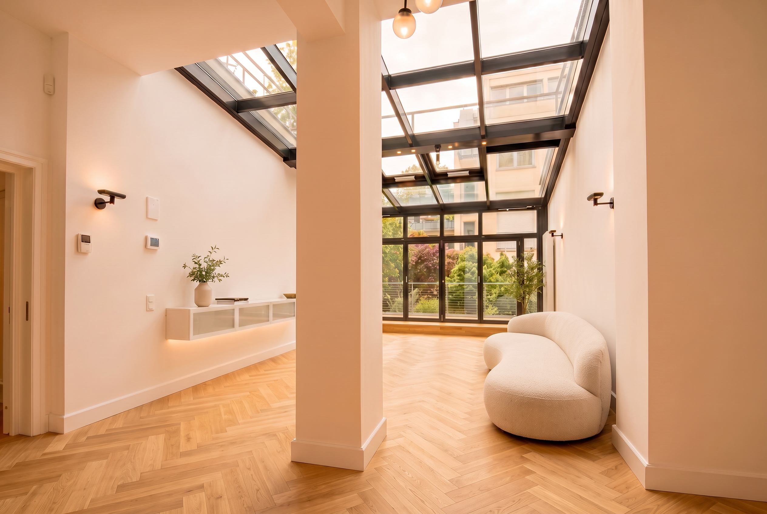Eingangs- und Loungebereich des AYUA Studios im Altbau